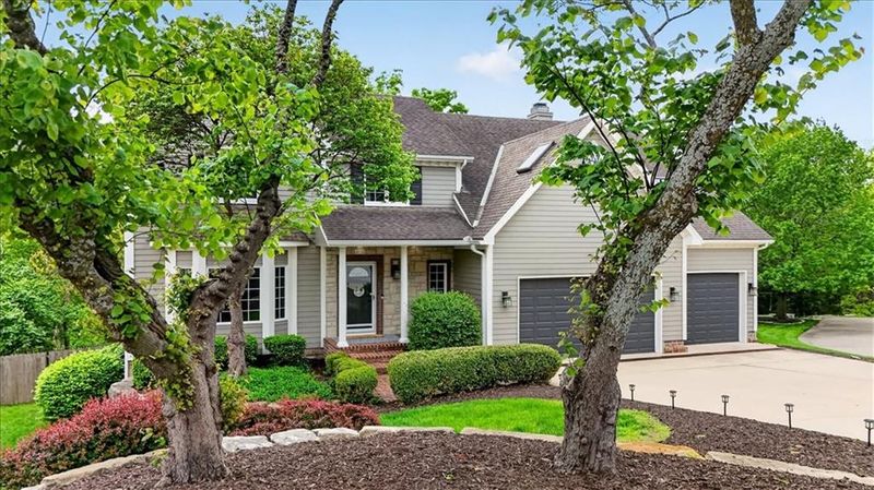 416 NW Highcliffe Cir, Lee's Summit, MO 64081