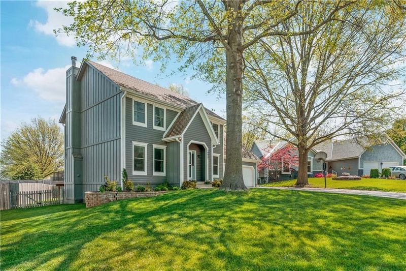 14827 S Navaho Dr, Olathe, KS 66062