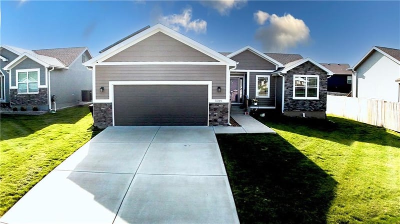 5316 Crystal Dr, St Joseph, MO 64503