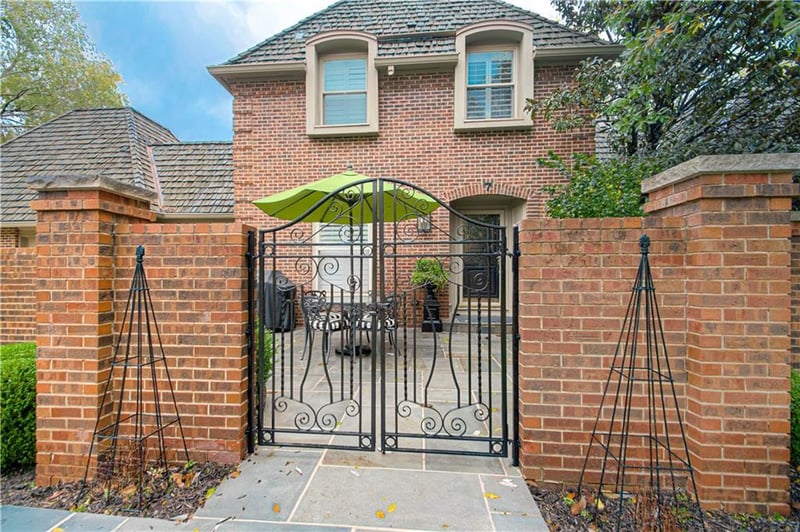 7 Lemans Ct, Prairie Village, KS 66208