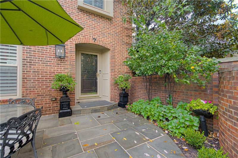 7 Lemans Ct, Prairie Village, KS 66208