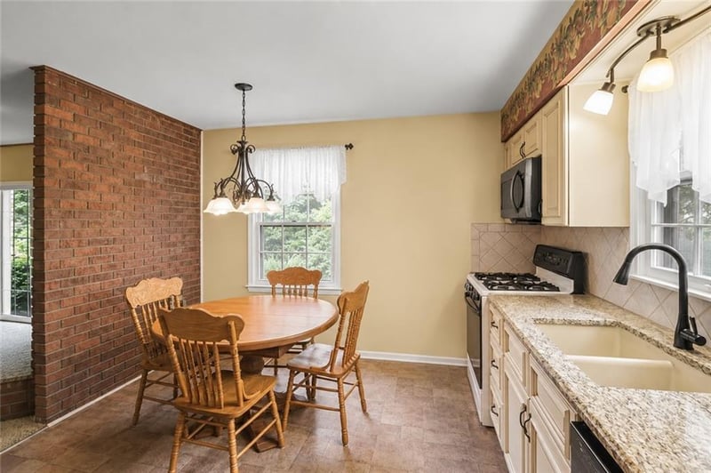3908 Woodbury St, Independence, MO 64055