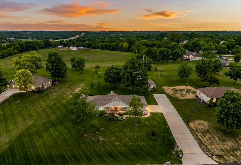 18604 152nd St, Basehor, KS 66007