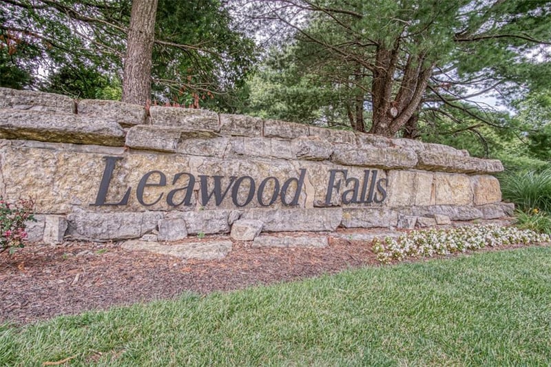 13733 Pembroke Cir, Leawood, KS 66224