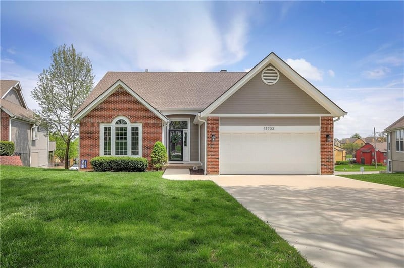13733 Pembroke Cir, Leawood, KS 66224