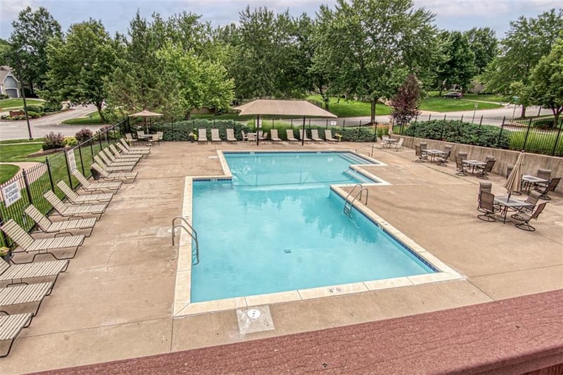 13733 Pembroke Cir, Leawood, KS 66224