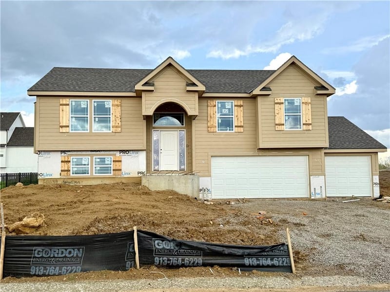 10139 N Poplar Ave, Kansas City, MO 64156