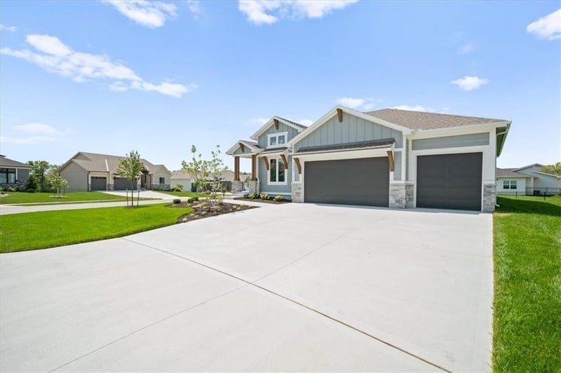 2622 SW Barley Field Dr, Lee's Summit, MO 64082