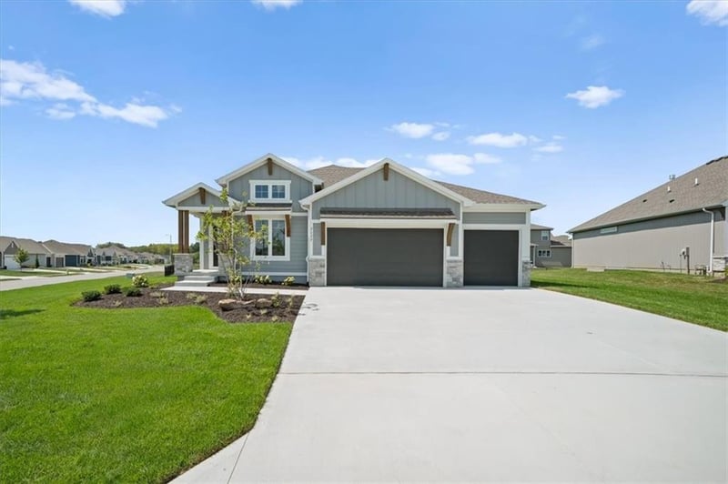 2622 SW Barley Field Dr, Lee's Summit, MO 64082