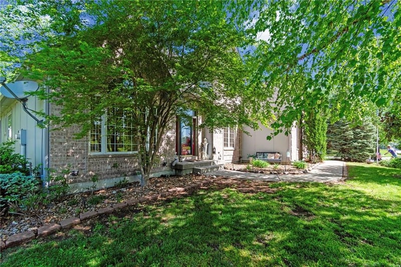 15733 Pine Cir, Basehor, KS 66007