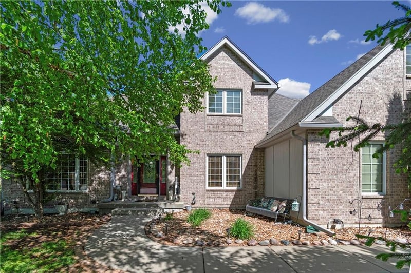 15733 Pine Cir, Basehor, KS 66007