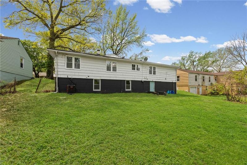 8716 E 77th St, Kansas City, MO 64138