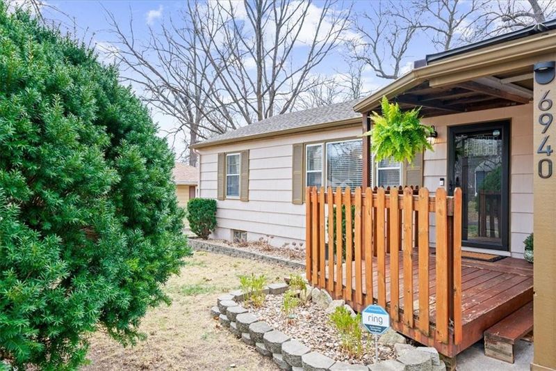 6940 Mackey St, Overland Park, KS 66204