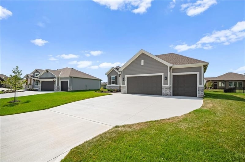 2618 SW Barley Field Dr, Lee's Summit, MO 64082