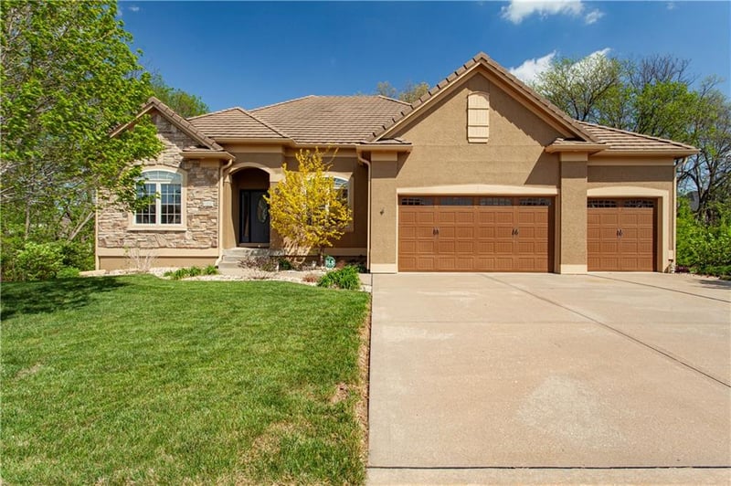 608 NE Sundown Dr, Lee's Summit, MO 64064