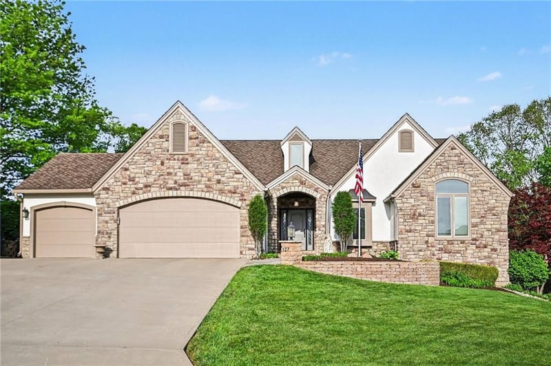 527 Canyon Dr, Lawrence, KS 66049