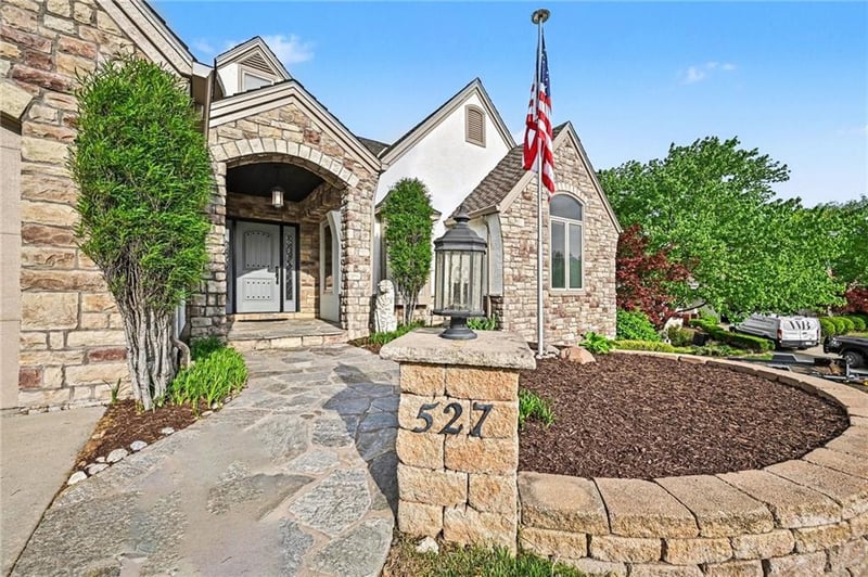 527 Canyon Dr, Lawrence, KS 66049
