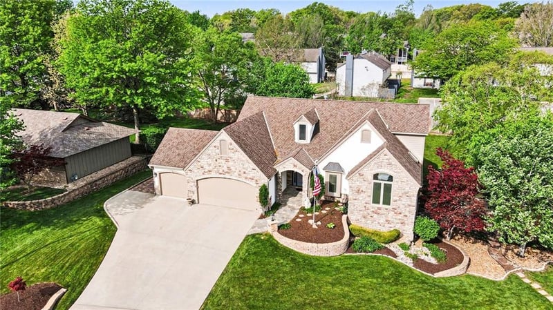 527 Canyon Dr, Lawrence, KS 66049