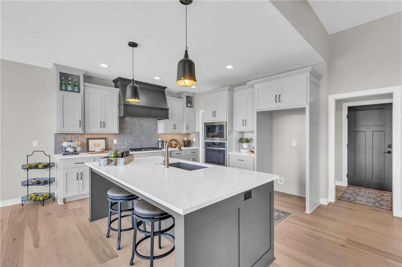 9282 Pickering St, Lenexa, KS 66227