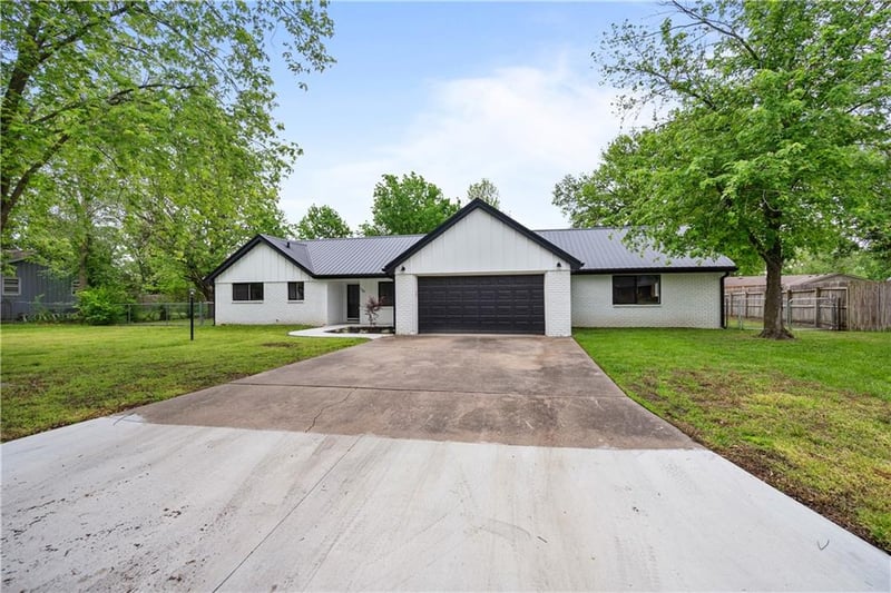 1120 30th Dr, Parsons, KS 67357
