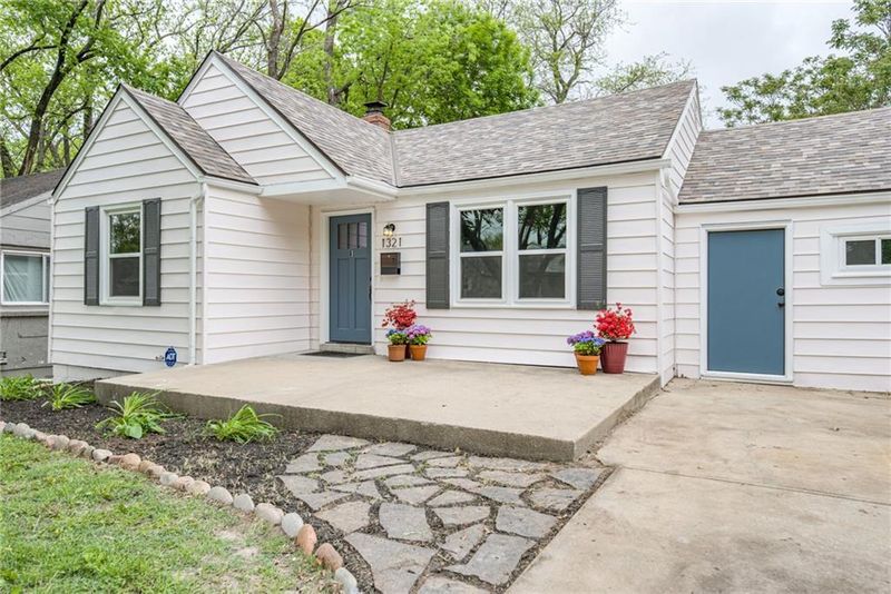1321 E 76th St, Kansas City, MO 64131