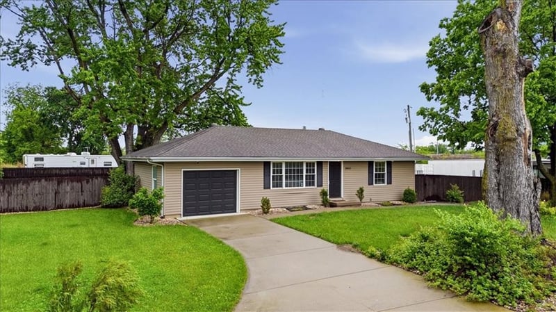 2450 Lowenstein Dr, Lee's Summit, MO 64081
