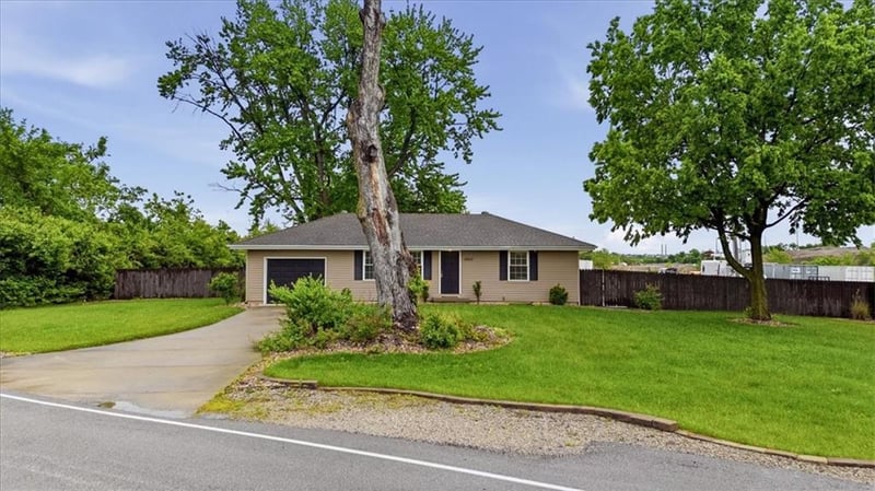 2450 Lowenstein Dr, Lee's Summit, MO 64081