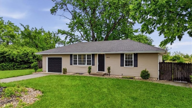 2450 Lowenstein Dr, Lee's Summit, MO 64081
