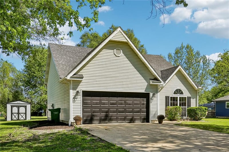 204 E 8th St, Adrian, MO 64720