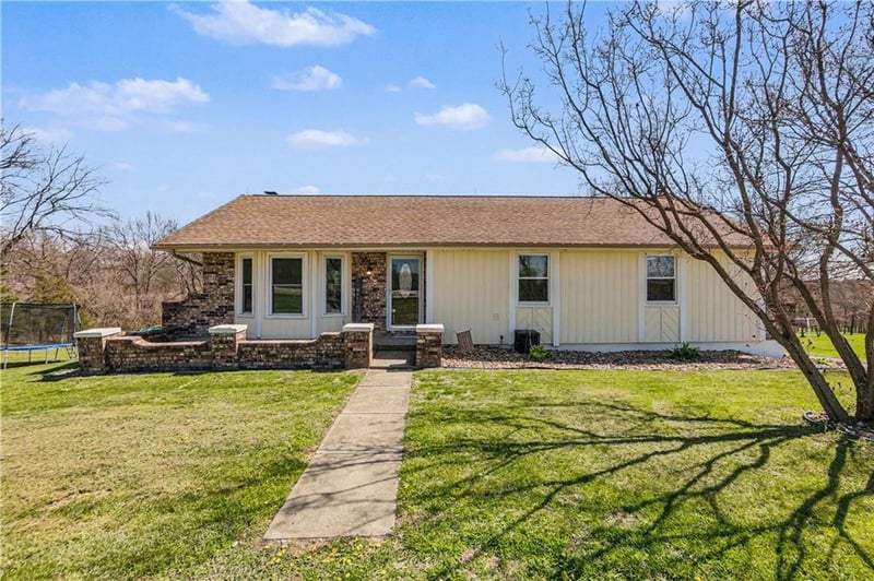 6721 SE Isley Dr, Holt, MO 64048