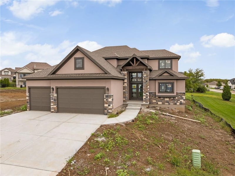 1000 Rannoch Dr, Raymore, MO 64083