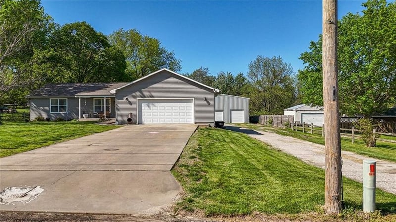 1820 E Morgan Rd, Independence, MO 64050