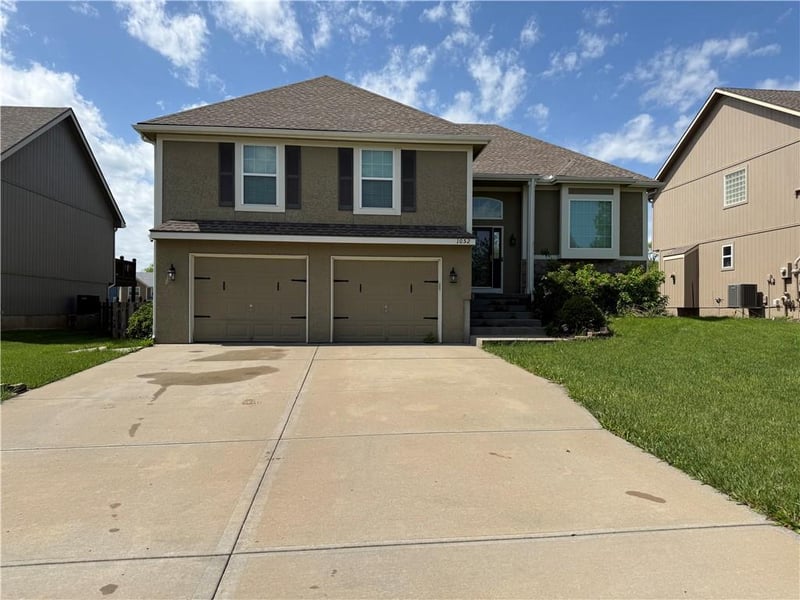 1052 Wyndham Dr, Lansing, KS 66043