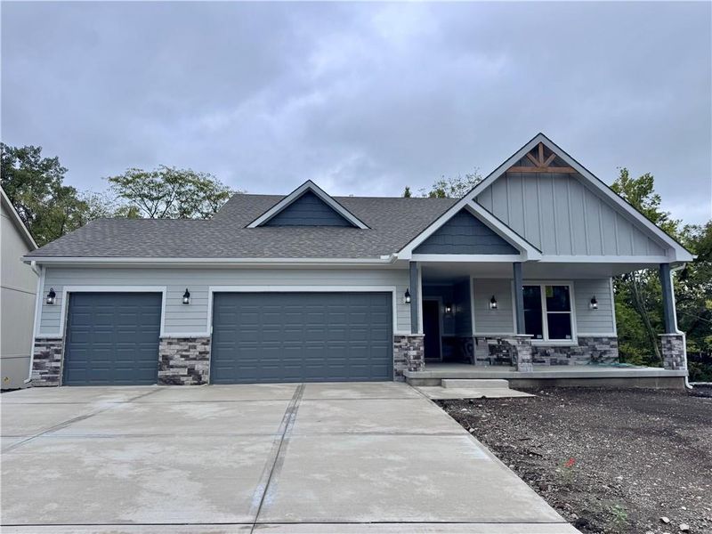 8638 Eagle Creek Dr, De Soto, KS 66018
