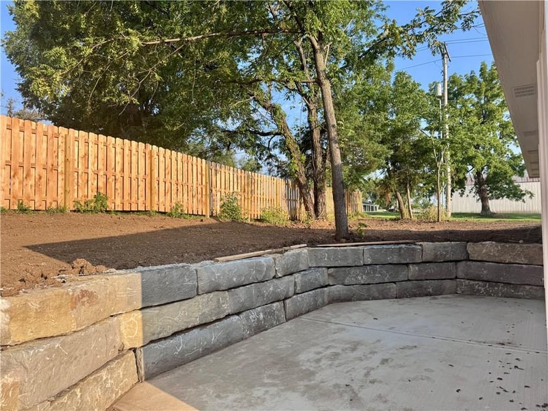 8675 Eagle Creek Dr, De Soto, KS 66018