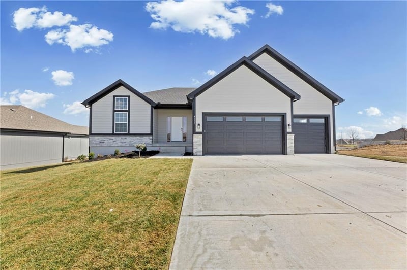 4467 Tee Box Dr, Basehor, KS 66007