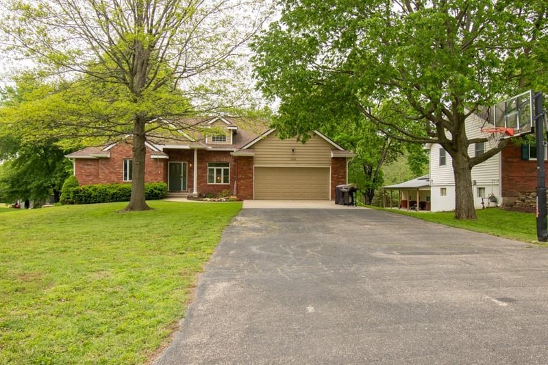 1209 10th St, Baldwin City, KS 66006