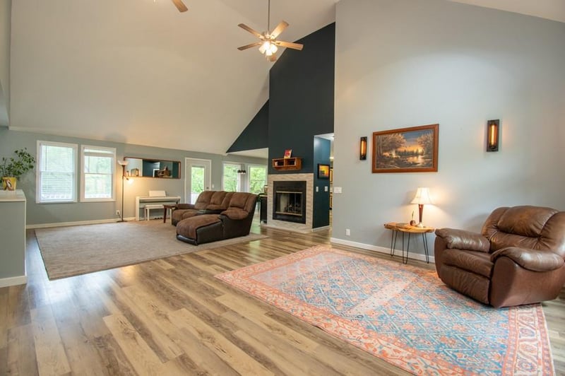 1209 10th St, Baldwin City, KS 66006