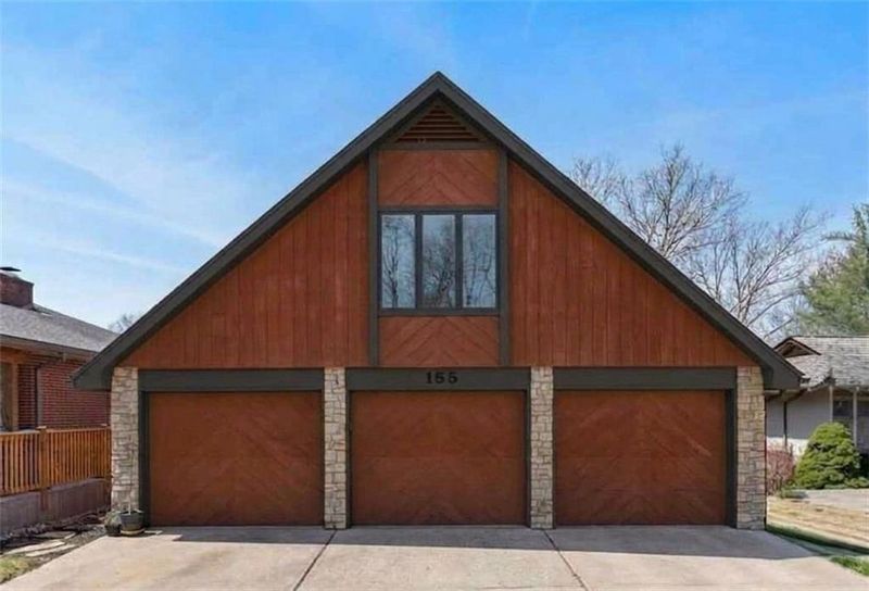 155 North Shore Dr, Lake Waukomis, MO 64151