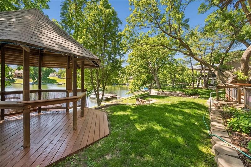 155 North Shore Dr, Lake Waukomis, MO 64151
