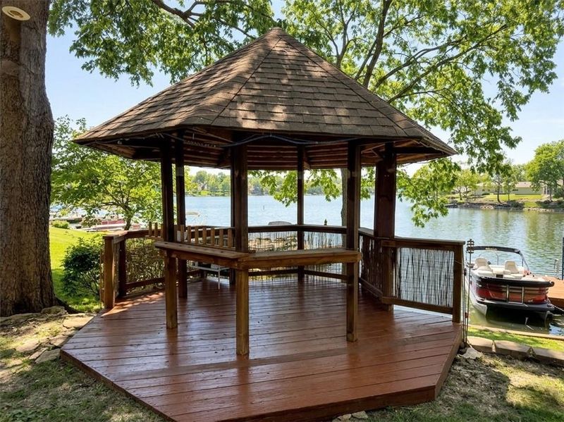 155 North Shore Dr, Lake Waukomis, MO 64151