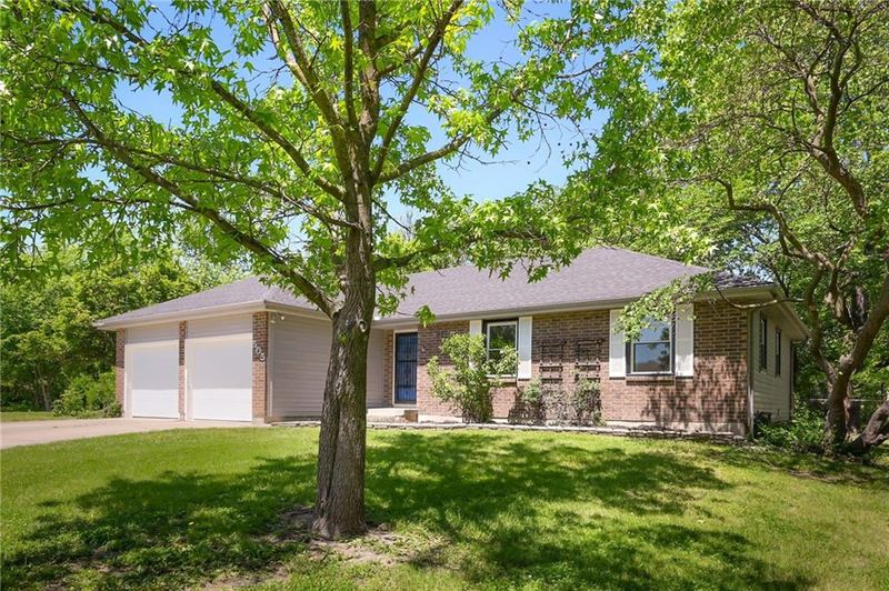 505 Arena Dr, Peculiar, MO 64078