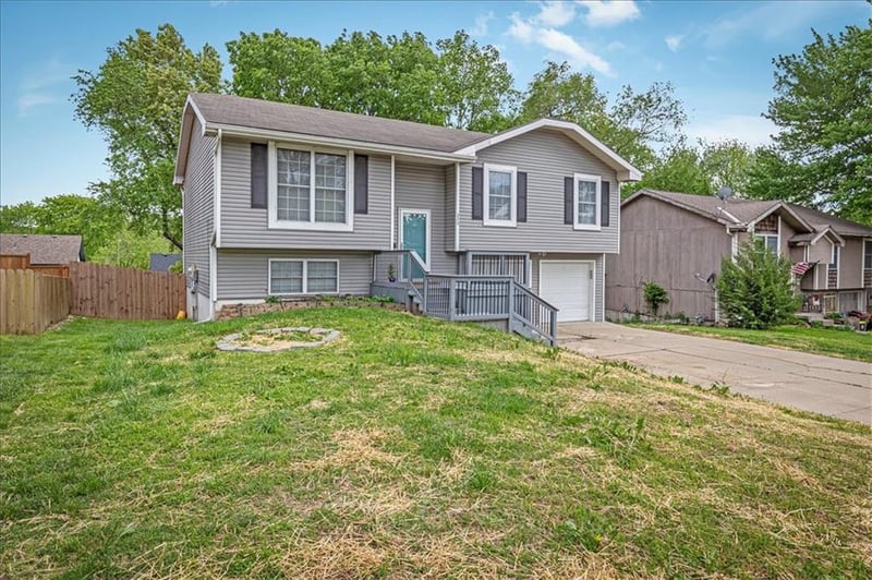220 Debra St, Lansing, KS 66043
