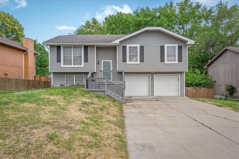 220 Debra St, Lansing, KS 66043
