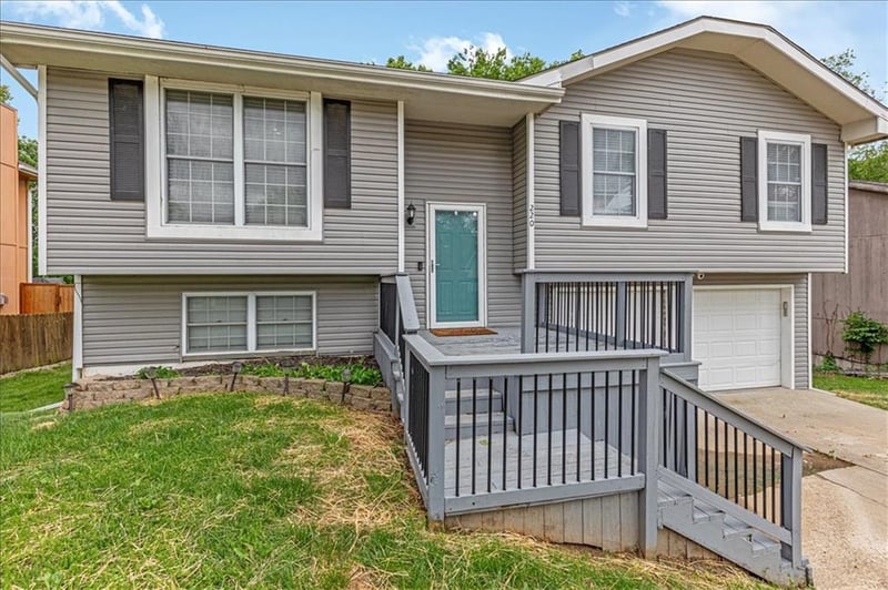 220 Debra St, Lansing, KS 66043