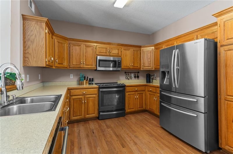 651 River Dr, Kansas City, KS 66111