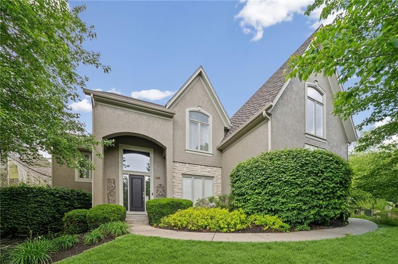 8011 Parkview Dr, Parkville, MO 64152