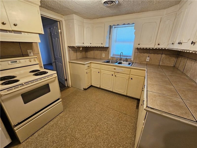 808 N Emery St, Independence, MO 64050