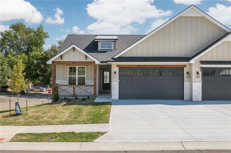 1405 Country Ct, St Joseph, MO 64506