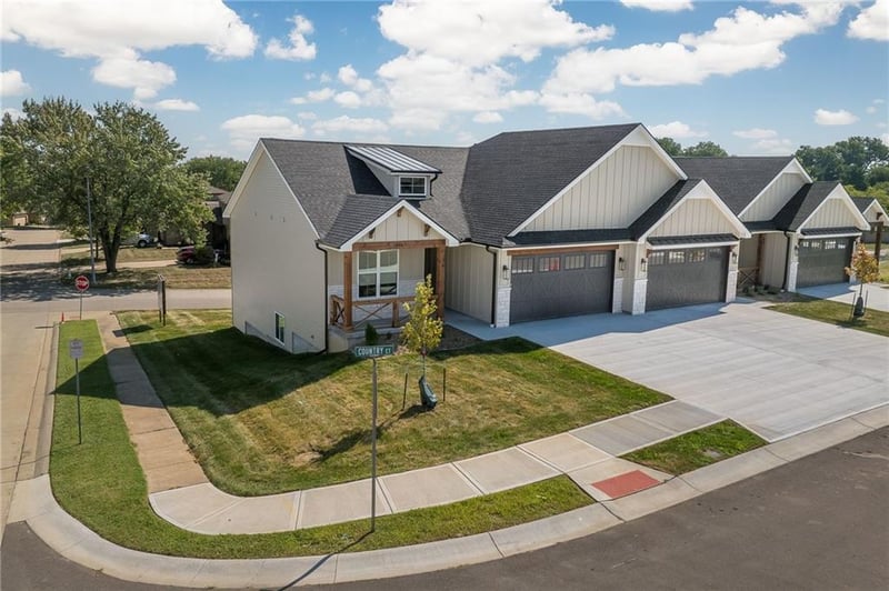 1405 Country Ct, St Joseph, MO 64506